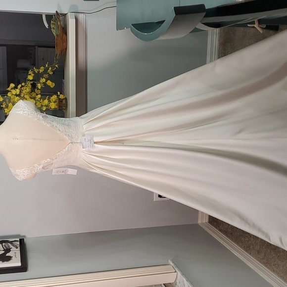 Wedding dress, David's Bridal, NWT. Size 6. Ivory lace and satin. Low V back. - Picture 5 of 16